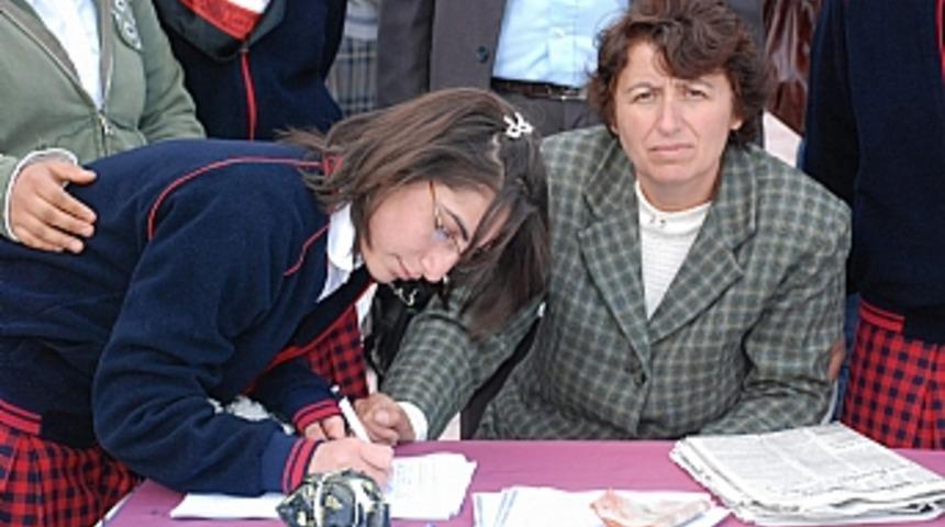 Tecav&uuml;zc&uuml;lere ceza indirimine karşı imza kampanyası