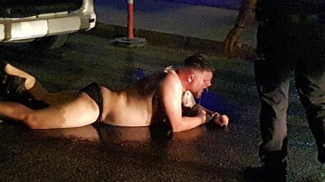 Kendini yerden yere attı, polislere ecel teri döktürdü! Şaşkına çeviren anlar kamerada