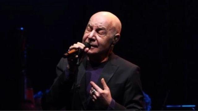 Özkan Uğur'un ölümü derinden yaralamıştı! Mazhar Alanson 52 yıllık dostunun vefatının ardından sahneye çıktı