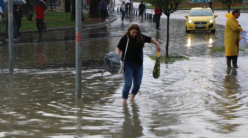 İstanbullular dikkat sırılsıklam olmayın! Meteoroloji ve AKOM peş peşe uyardı: Bu gece başlıyor