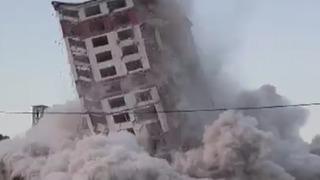 Yer: Hatay... Dinamit kullanılarak aynı anda yıkılan 16 katlı 2 binanın yerle bir olma anı kamerada