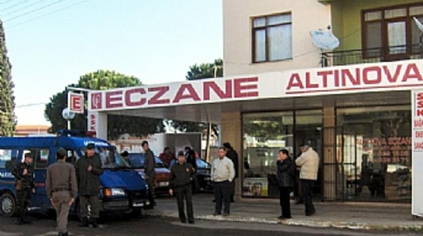 Eczaneye giren hırsızlar 250 bin tl &ccedil;aldı