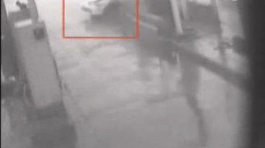 Kaza anı g&uuml;venlik kamerasına yansıdı