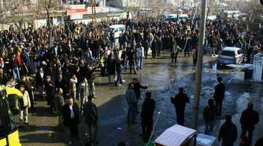 DTP ve MHP &uuml;yeleri kavga  etti