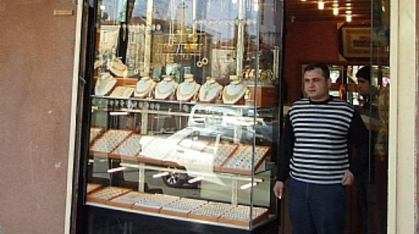 Silahlı soyguncular g&uuml;venlik kamerasına yakalandı