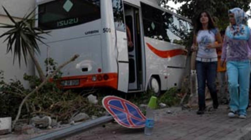 Halk minib&uuml;s&uuml; apartman bah&ccedil;esine u&ccedil;tu: 2 yaralı