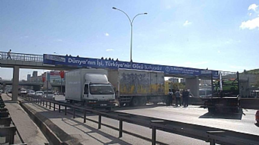 Devrilen kamyon trafiği fel&ccedil; etti