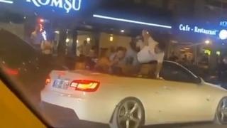 Lüks mekan önünde 'Ne baktın' kavgası! Spor aracın içinde öldüresiye dövdüler