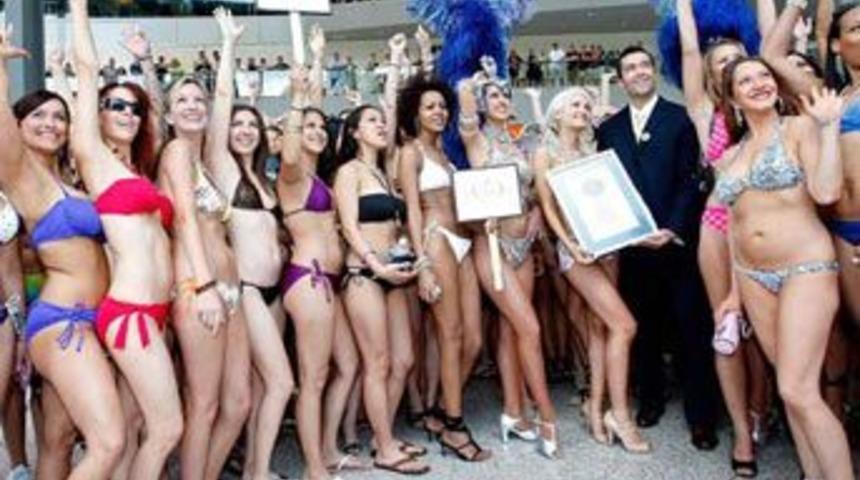 Y&uuml;zlerce kadın bikiniyle sokağa &ccedil;ıktı