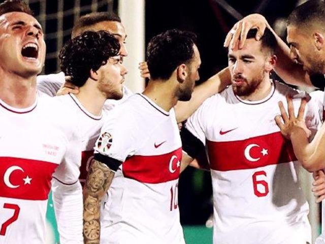 Milli futbolcu Orkun Kökçü'ye Hollanda'da büyük gurur! Yılın futbolcusu adayları arasında gösterildi