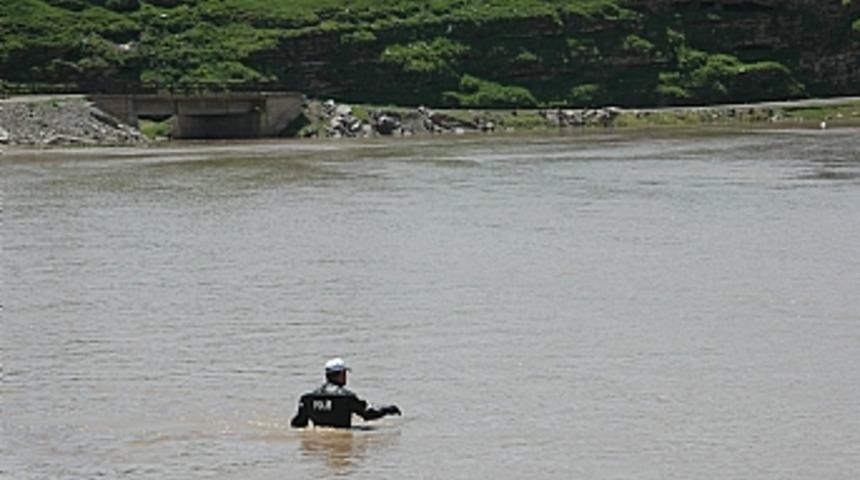 Murat nehrinde kaybolan &ccedil;ocuk aranıyor