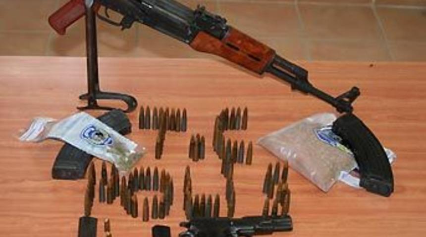 Okul &ouml;n&uuml;nde kalaşnikof par&ccedil;aları