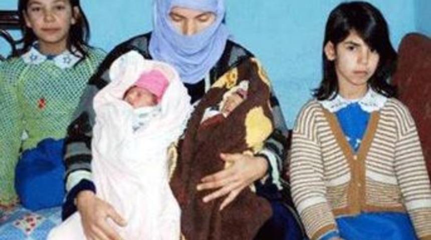 Kızlarını okutacak aileye ikizlerini verecek