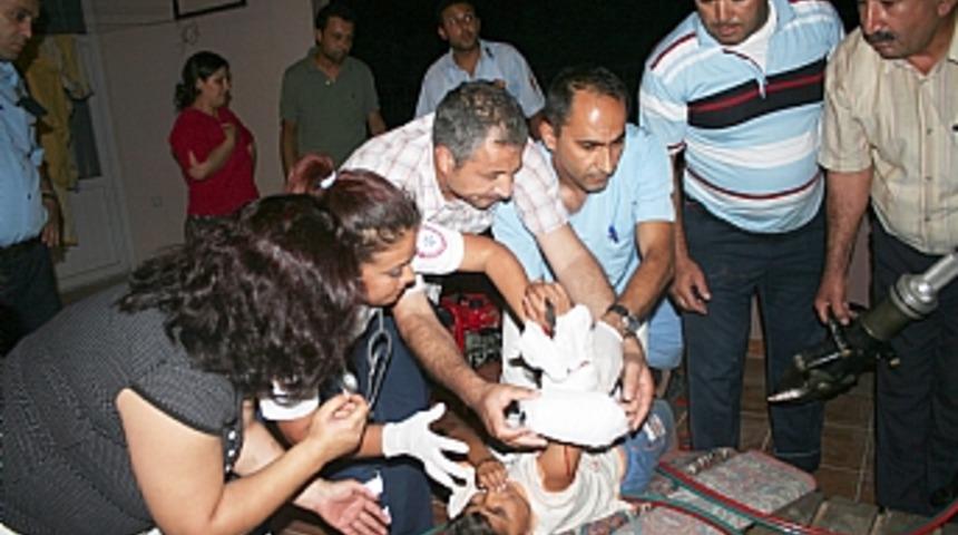 Balkon demirinde asılı kaldı