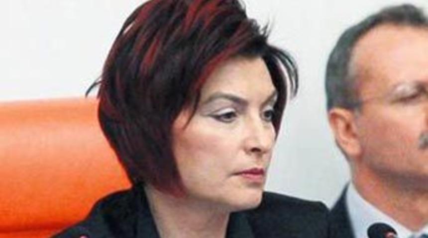 G&uuml;ldal Mumcu yeni sa&ccedil; modeliyle dikkat &ccedil;ekti