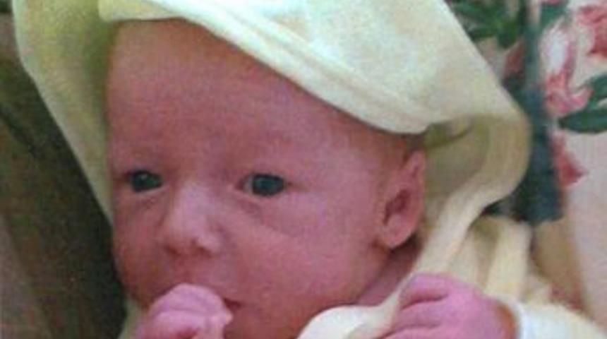 Karısını kıskandı bebeğini &ouml;ld&uuml;rd&uuml;