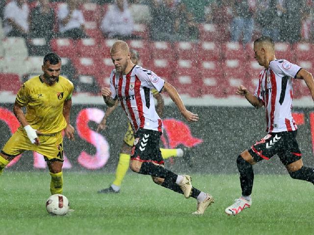 Samsunspor İstanbulspor maçı 13. dakikada durdu! Maç yoğun yağış nedeniyle iptal edildi