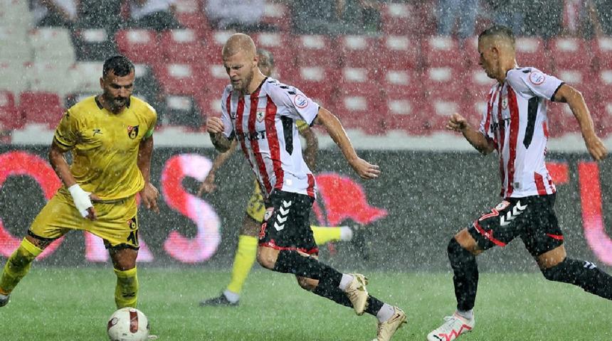 Samsunspor İstanbulspor maçı 13. dakikada durdu! Maç yoğun yağış nedeniyle iptal edildi