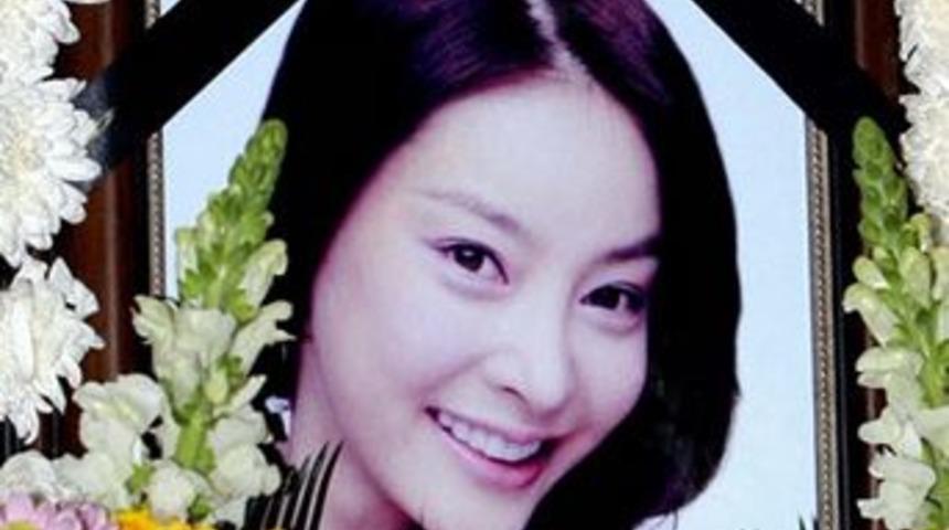 Bir yıldız daha intihar etti!