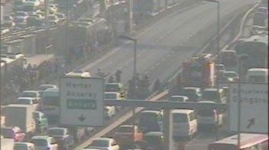 Metrob&uuml;s yanıyor, E-5 trafiğe kapatıldı