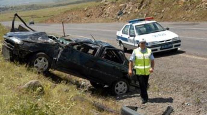 Yeni evli &ouml;ğretmen &ccedil;ifti &ouml;l&uuml;m ayırdı