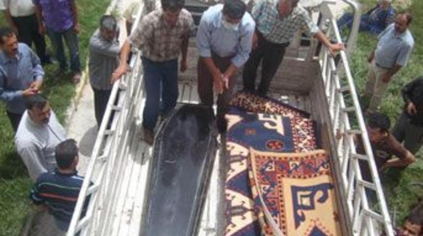 İki kardeşini baltayla &ouml;ld&uuml;rd&uuml;