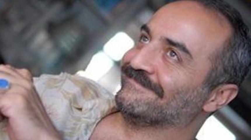 Yılmaz Erdoğan'ın Afişini Tuvalete Astı!