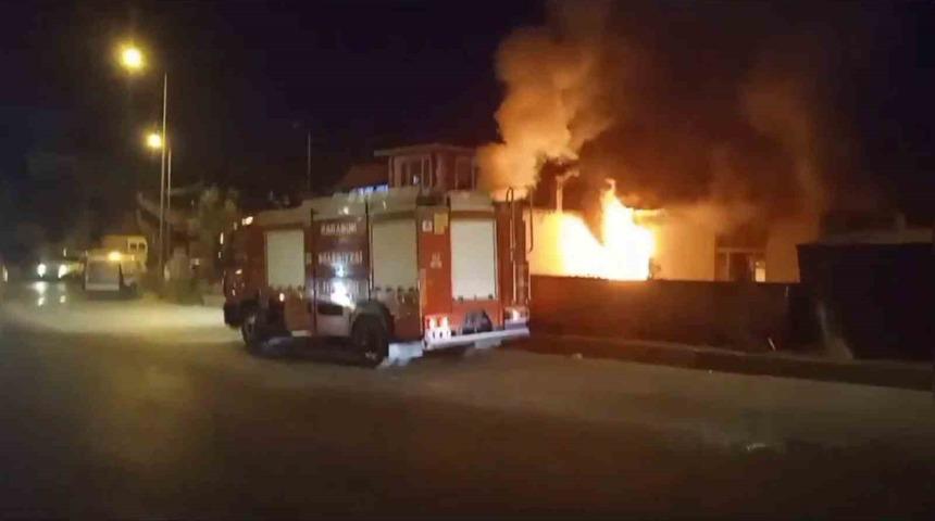 M&uuml;stakil ev alevlere teslim oldu