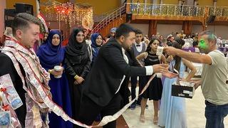 Manisa'da gelin ve damada 45 metre uzunluğunda para takıldı