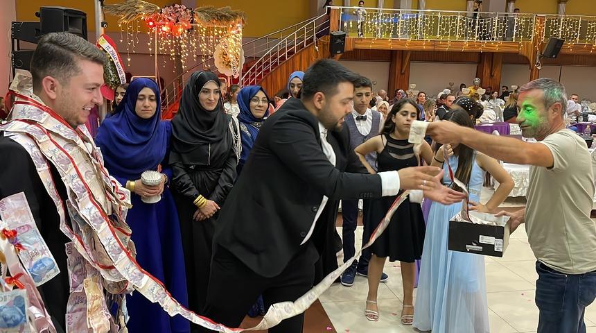 Manisa'da gelin ve damada 45 metre uzunluğunda para takıldı