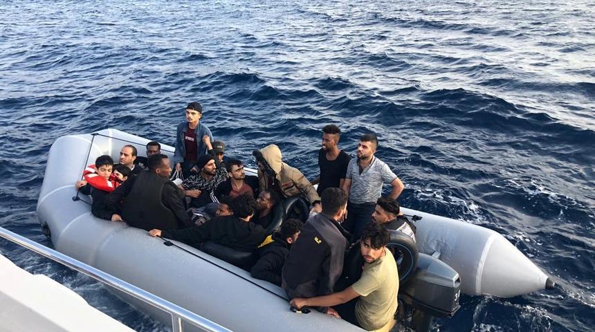 İzmir açıklarında 71 düzensiz göçmen yakalandı