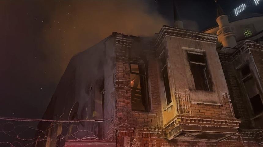 Beyoğlu&rsquo;nda 2 katlı metruk bina alev alev yandı