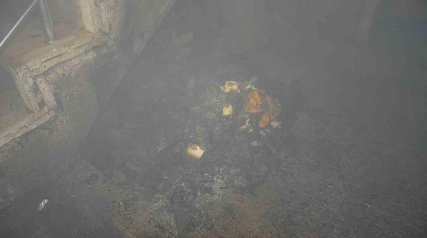 Yanan karton ve kağıtlar apartmanda paniğe neden oldu