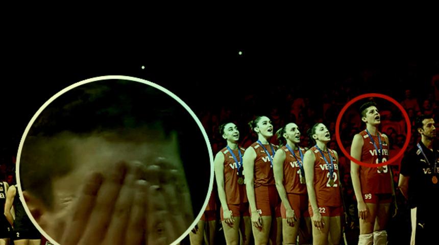 Son dakika: Milli voleybolcu Ebrar Karakurt, İstiklal Marşı'nda daha fazla dayanamadı, hüngür hüngür ağladı! O anlar geceye damga vurdu...