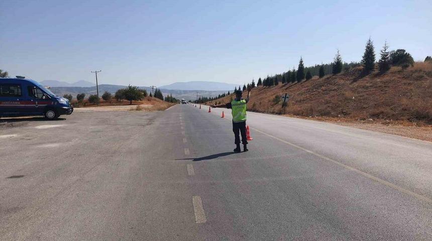 Bilecik’te arama kaydı bulunan 2 kişi yakalandı