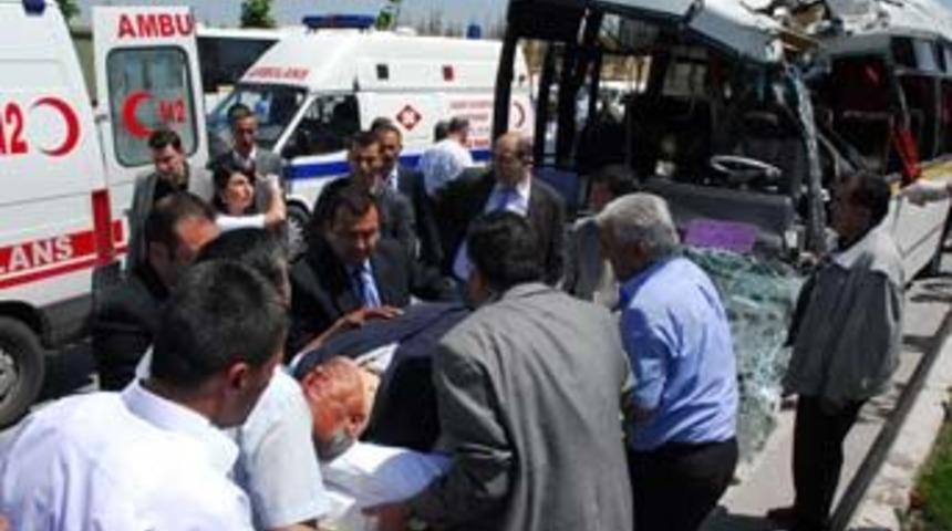 Okul servisi kaza yaptı: 2 &ouml;l&uuml;