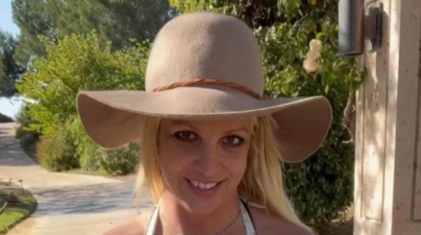 Britney Spears beline yılan dövmesi yaptırıp ata çıplak bindi! O anlar şoke etti