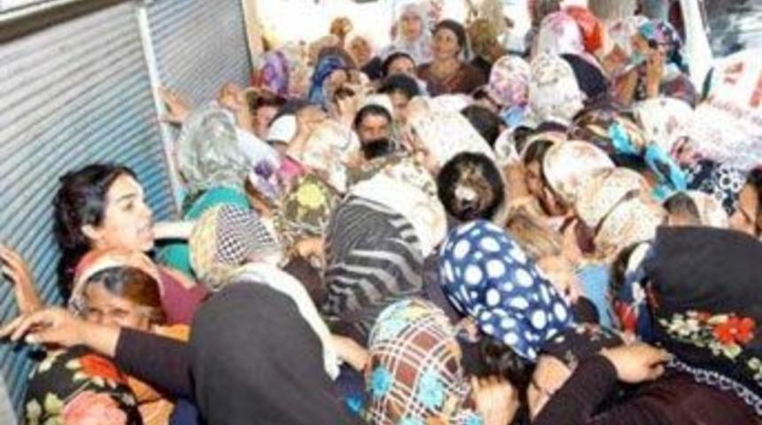 40 TL i&ccedil;in birbirlerini ezdiler