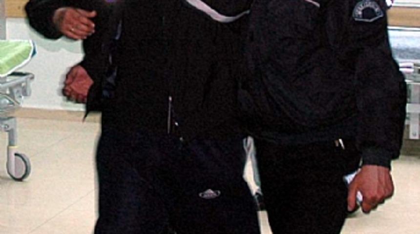 Babasını bı&ccedil;akladı, kız kardeşini darp etti