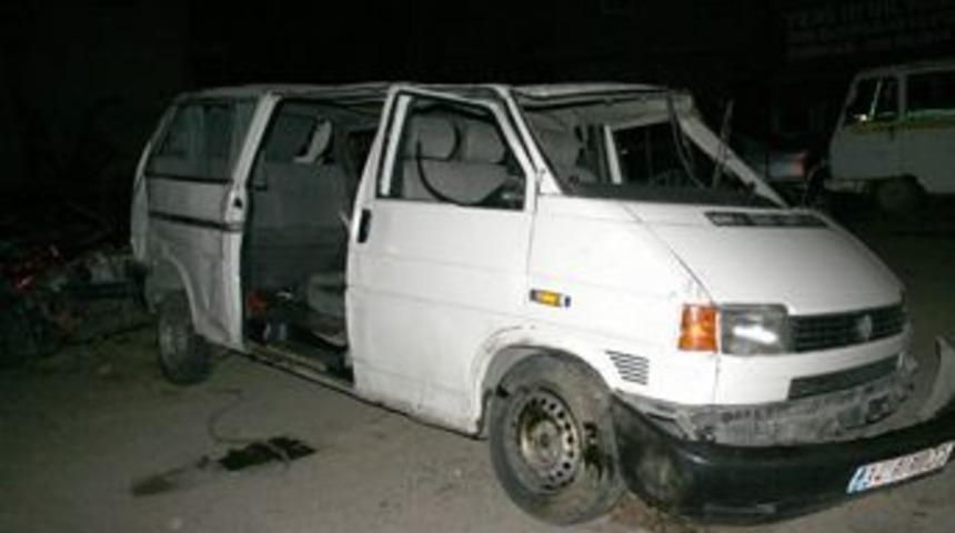 M&uuml;lteci taşıyan minib&uuml;s kaza yaptı