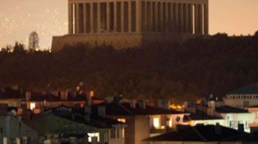 Anıtkabir &ouml;n&uuml;nde intihar