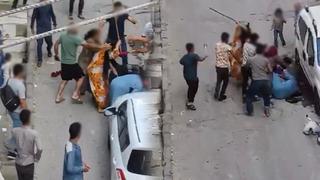 İstanbul’da satırlı ve sopalı meydan kavgası! Kadını yerde sürükleyip dövdüler