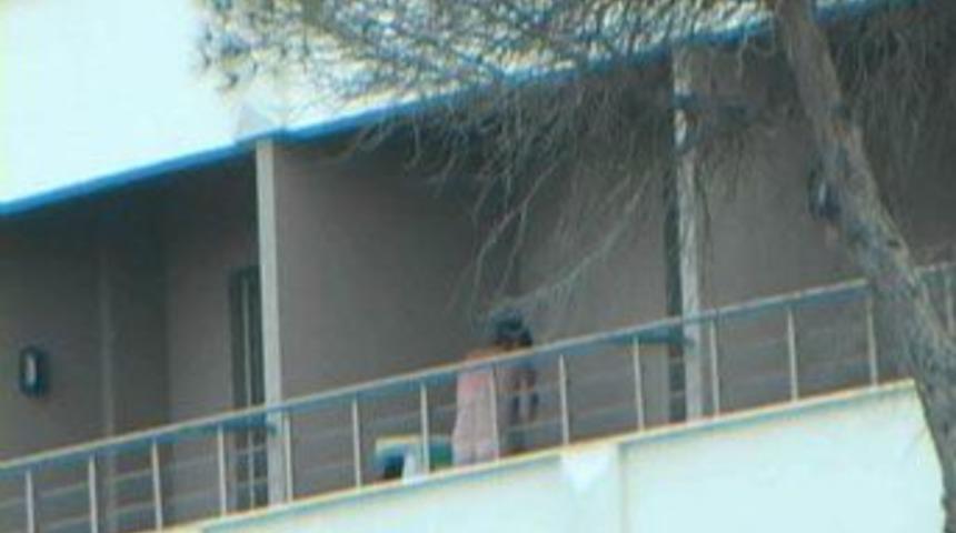 Başbakan'ın &ccedil;ıplak komşusu