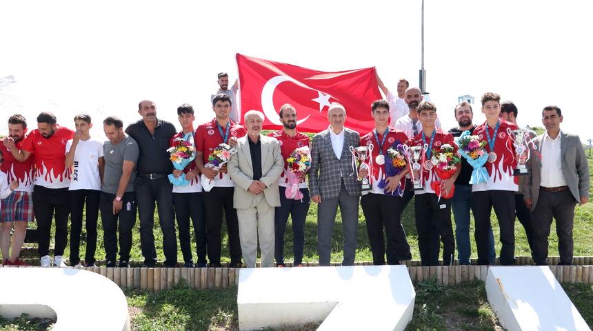 Avrupa şampiyonasından madalyalarla dönen kick boksçular Erzurum'da coşkuyla karşılandı