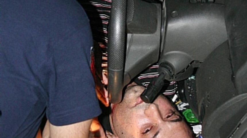 Virajı alamayan kamyonet site bahçesine uçtu