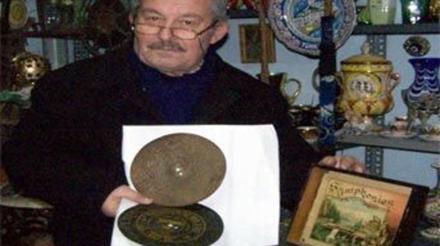 120 yıllık gramafonları d&uuml;kkanında sergiliyor