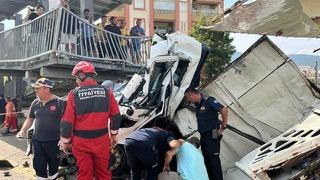 Korkunç kaza! Kontrolden çıkan TIR üst geçidin ayağına çarptı... Sürücü hayatını kaybetti