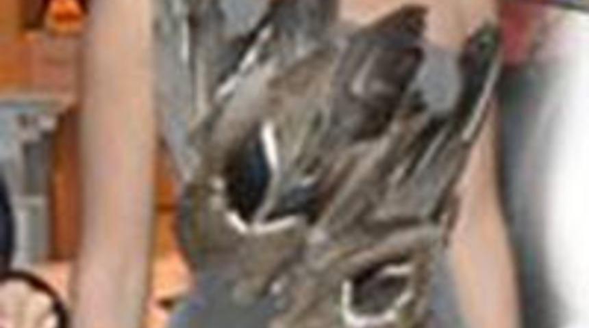 &Ouml;nce yedi, sonra giydi!