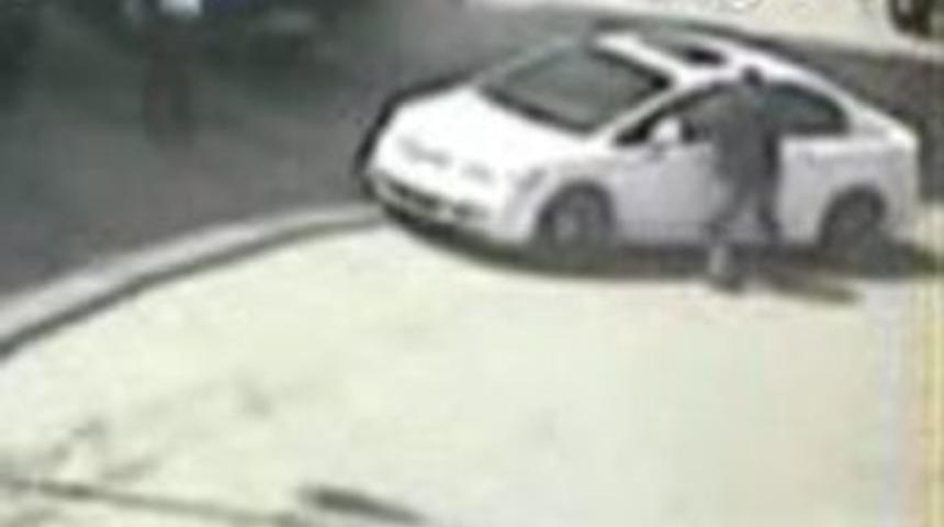 Yol verme kavgası g&uuml;venlik kamerasına yansıdı