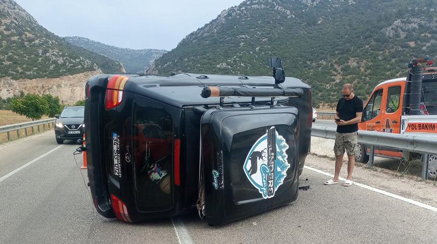 &Uuml;nl&uuml; sanat&ccedil;ı S&uuml;mer Ezg&uuml; trafik kazası ge&ccedil;irdi! 